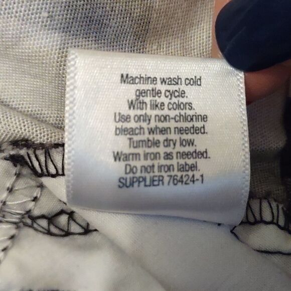 St. John's Bay, size 16, Black/White Checked Capri, excellent condition - Picture 7 of 8